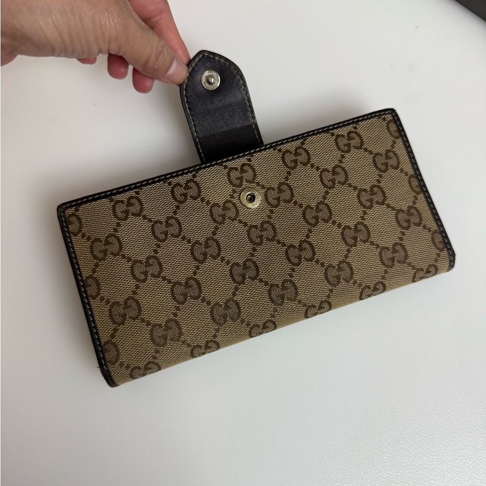 Gucci Tan and Brown Heart Clasp Wallet - Picture 3 of 17